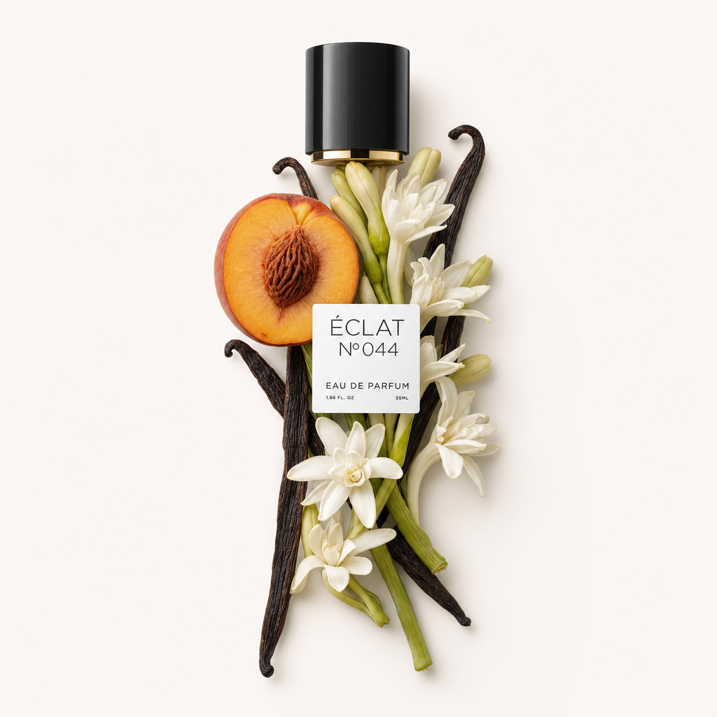 Aranżacja z brzoskwinią, tuberozą i laskami wanilii otacza czarną nakrętkę z etykietą ÉCLAT VIP - Peach, Tuberose & Vanilla.