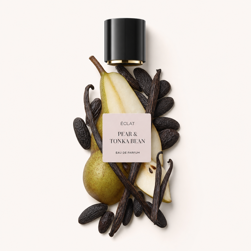 Kompozycja z połówek gruszek i ziaren tonka z czarną nakrętką z etykietą ÉCLAT Pear & Tonka Bean.