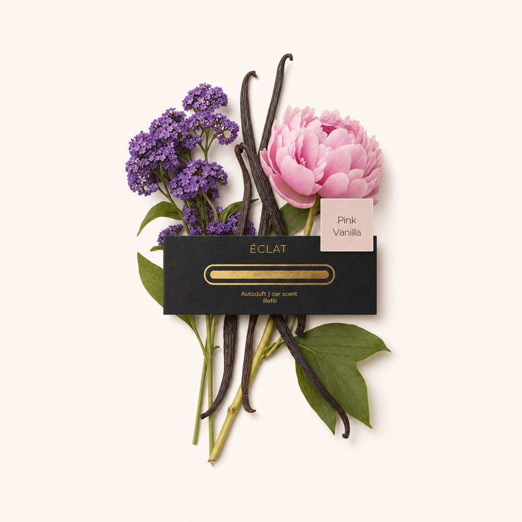 Bukiet z fioletowych kwiatów, różowej piwonii i ciemnych strąków wanilii otacza czarną nakrętkę z etykietą ÉCLAT 'Pink Vanilla'.