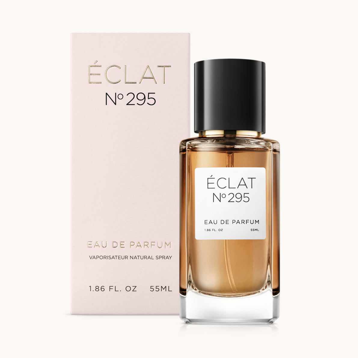 Flakon perfum ÉCLAT Powdery Vanilla ma fasetowany szklany design z czarną nakrętką i jest w towarzystwie delikatnie różowego pudełka.