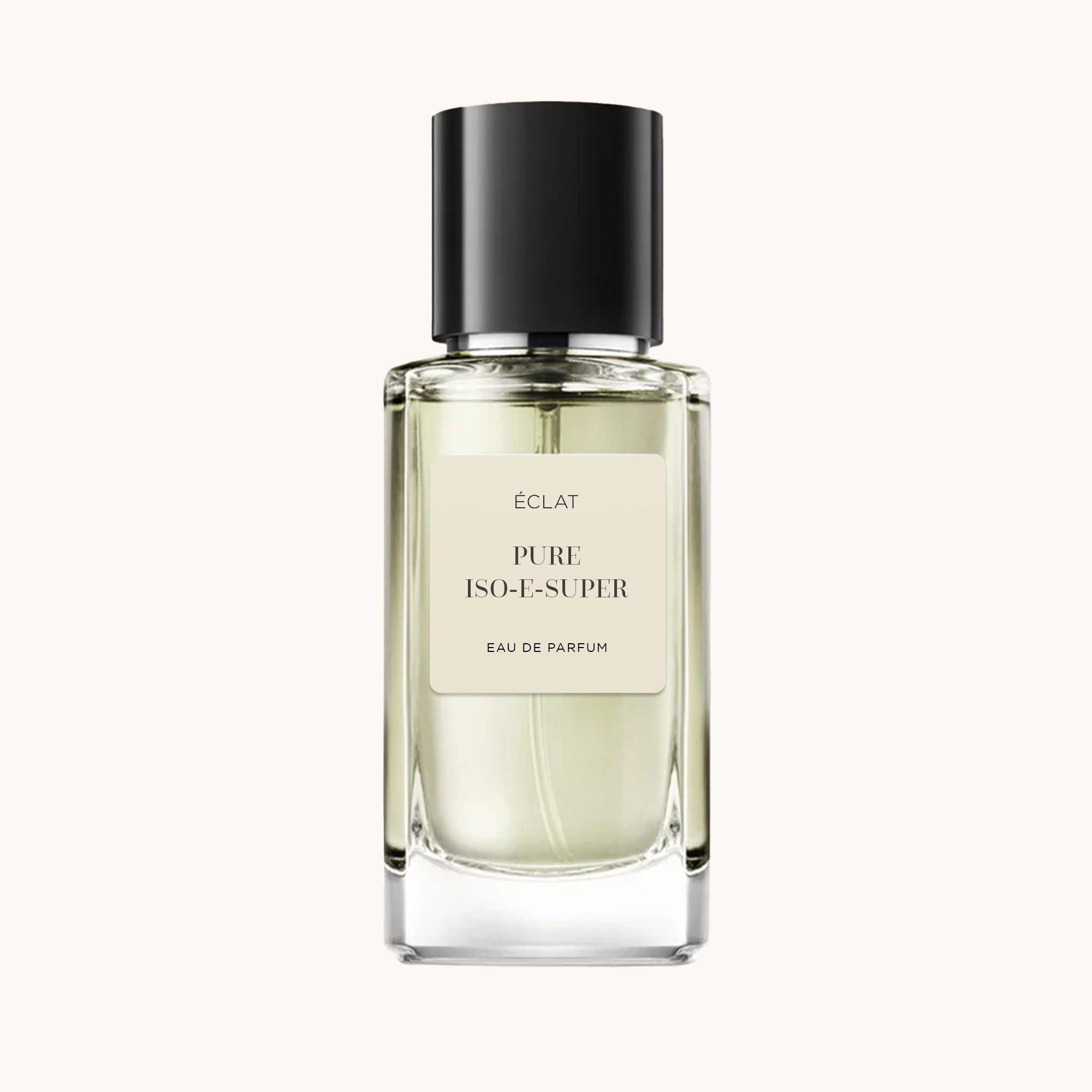 Flakon perfum ÉCLAT Pure Iso-E-Super ma przejrzysty, fasetowany szklany design z matową czarną nakrętką i minimalistyczną etykietą.