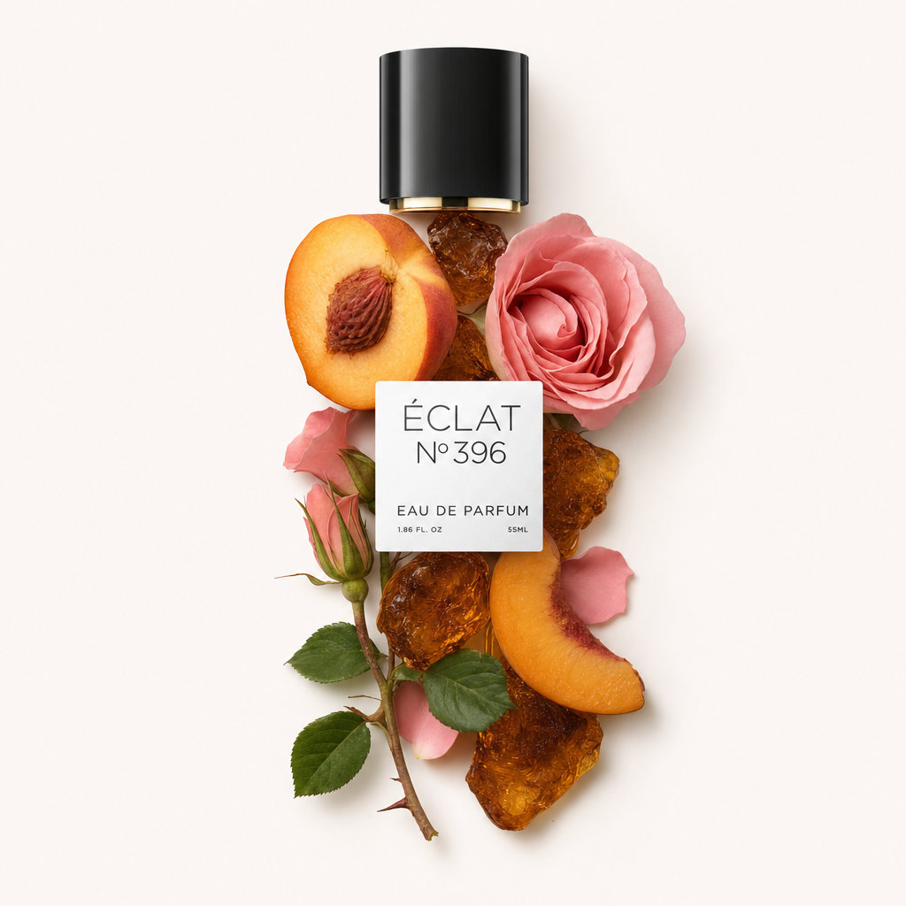 Kompozycja z różową różą, plasterkami brzoskwini i bursztynowymi kamieniami wokół czarnej nasadki z etykietą ÉCLAT Rose & Peach.