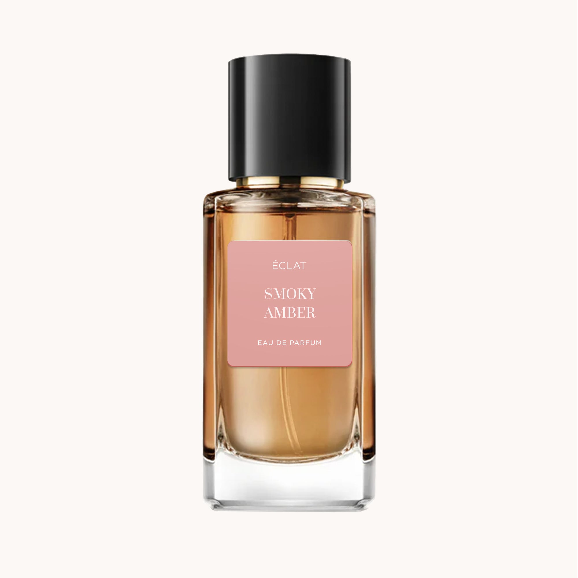 Elegancka szklana butelka ÉCLAT Smoky Amber z czarną nakrętką i miękką różową etykietą.