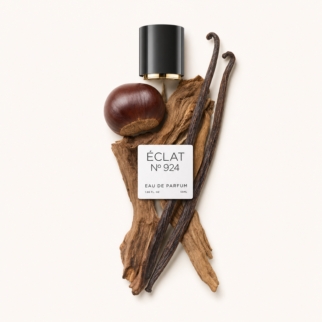 Artystyczna kompozycja ÉCLAT Smoky Chestnut obejmuje błyszczącą czarną nasadkę ze złotym akcentem, całe kasztany, pachnące laski wanilii i fakturowane elementy z drewna.