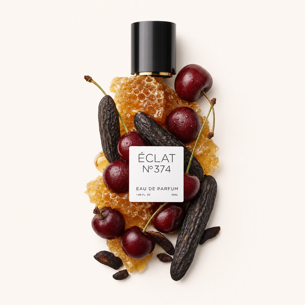 Harmonijna kompozycja plastra miodu, wiśni i fasoli tonka otacza czarną zakrętkę z etykietą ÉCLAT Sweet Honey.