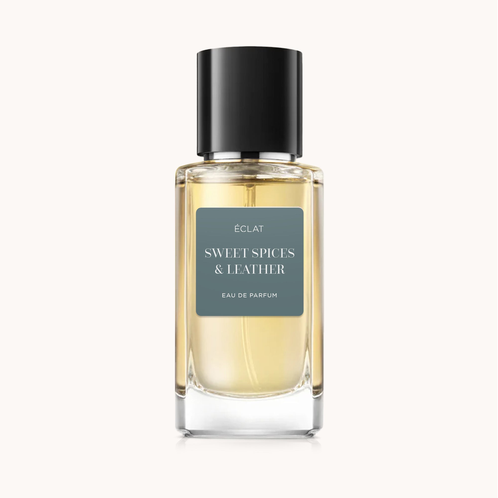 Fasetowana szklana butelka ÉCLAT Sweet Spices & Leather z czarną nakrętką i matową etykietą.