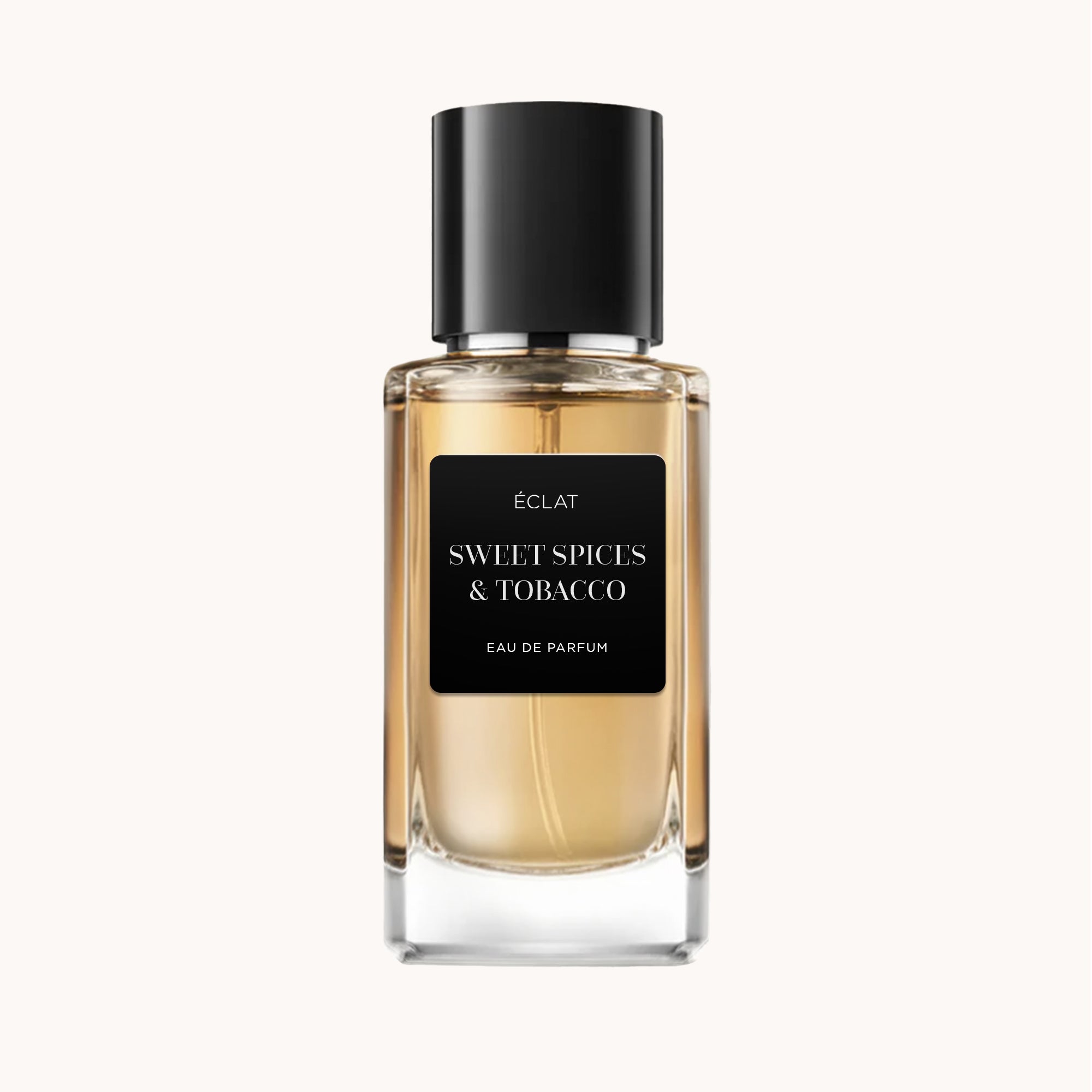 Fasetonowa szklana butelka ÉCLAT Sweet Spices & Tobacco z matową czarną etykietą i elegancką czarną nakrętką.