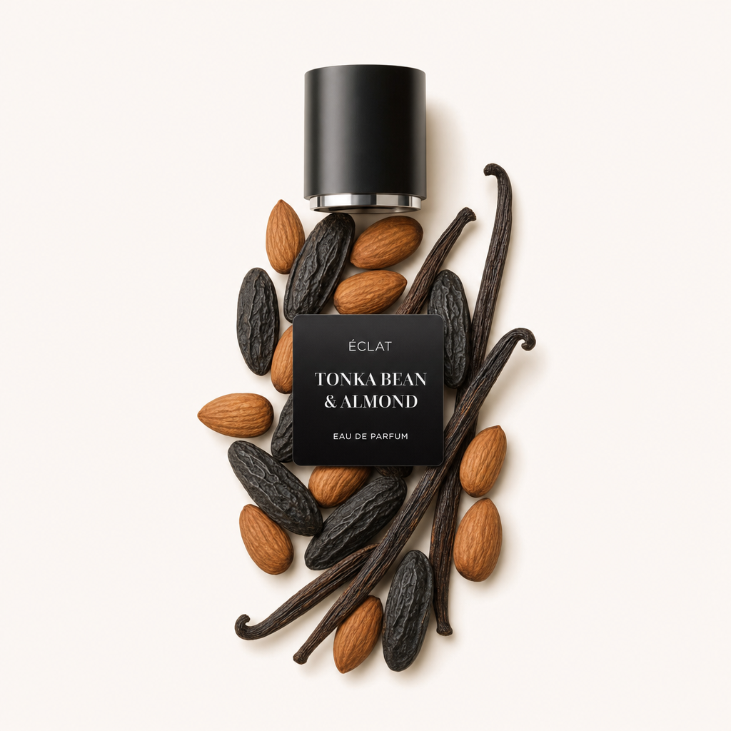 Kompozycja z ziaren tonka, migdałów i strąków wanilii otacza czarną nakrętkę z etykietą ÉCLAT Tonka Bean & Almond.