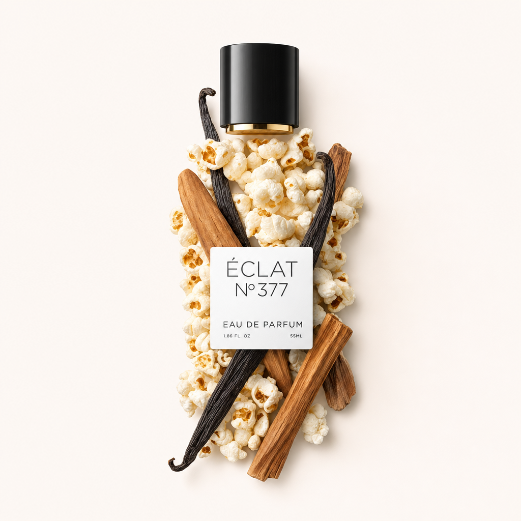 Aranżacja z popcornem, laskami wanilii i laskami cynamonu wokół czarnej zakrętki ÉCLAT Vanilla & Popcorn z etykietą.