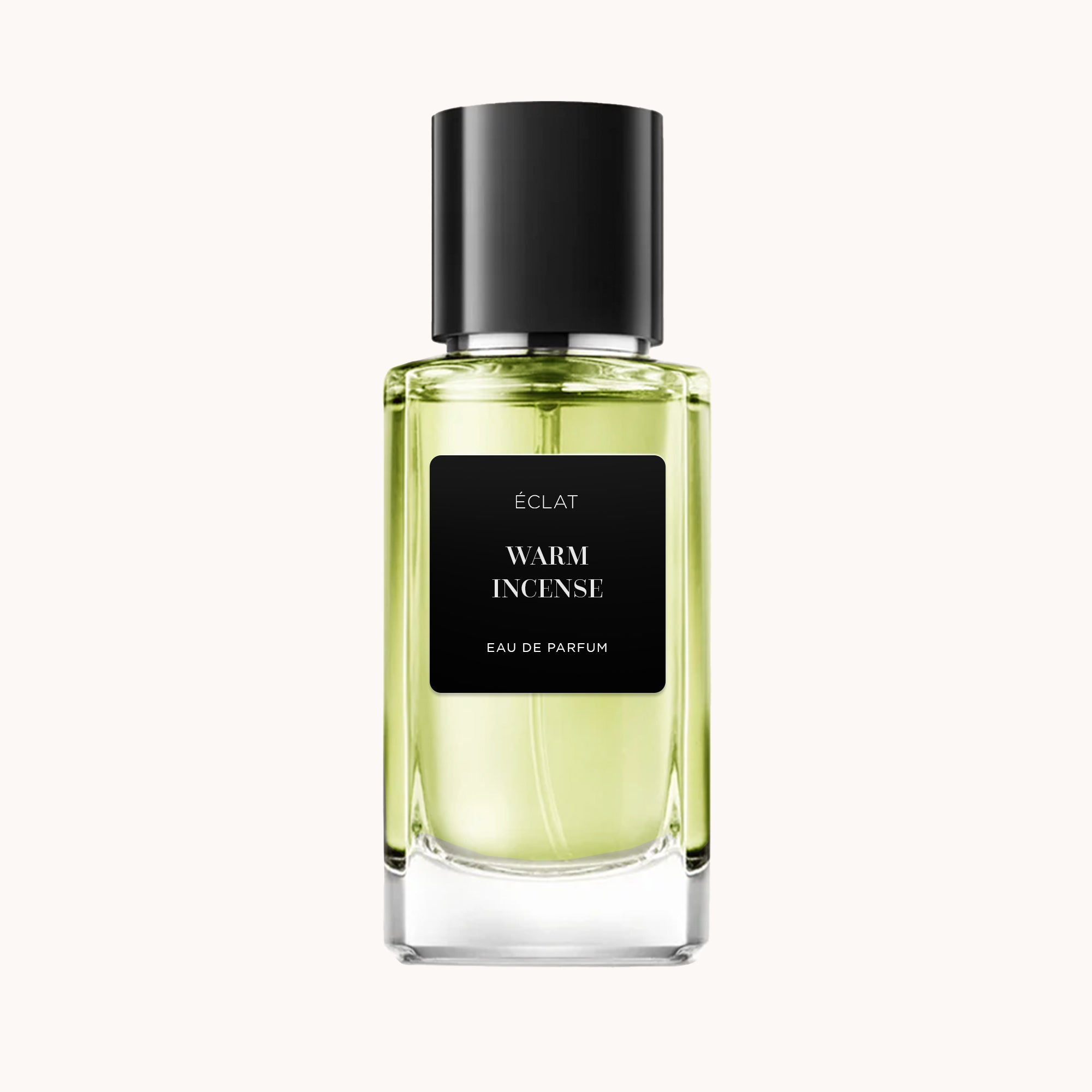 Fasetowana szklana butelka z czarną etykietą i zakrętką, prezentuje ÉCLAT Warm Incense Eau de Parfum.