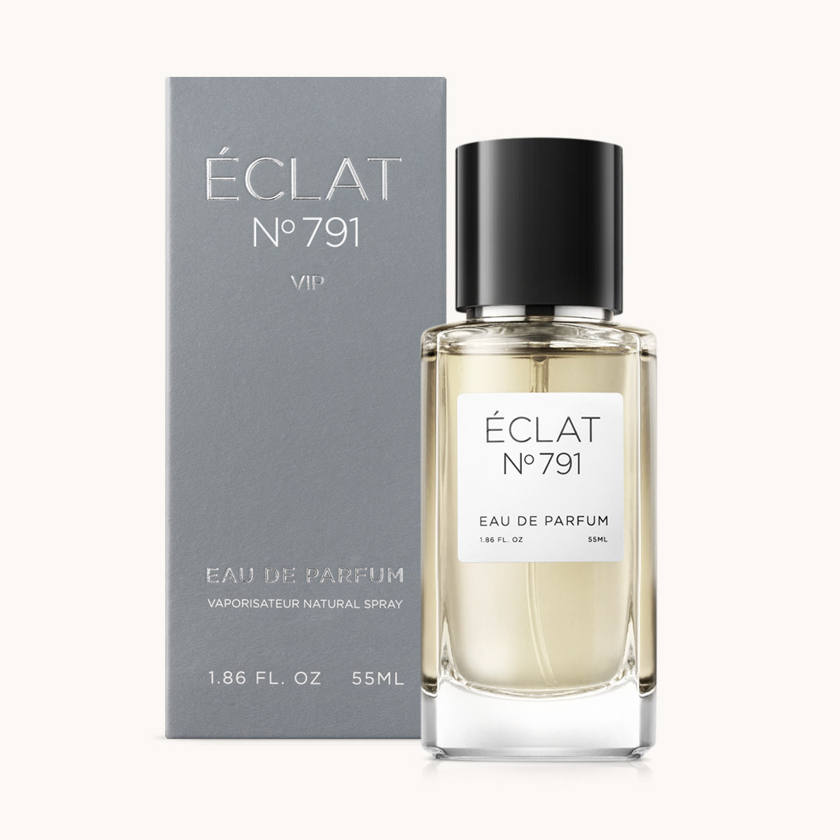 ÉCLAT Woody Rum w fasetowanej szklanej butelce z elegancką czarną nakrętką, w towarzystwie matowego szarego pudełka.